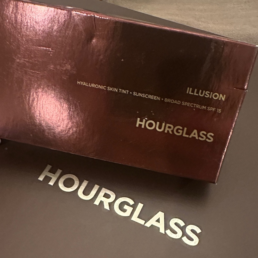 Hourglass Illusion Skin Tint in LIGHT BEIGE